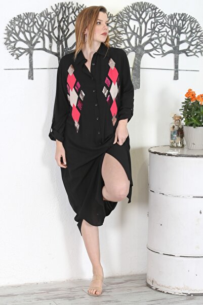 Chiccy Черна рокля с дълъг ръкав, копчета и скрит джоб с бродирана апликация