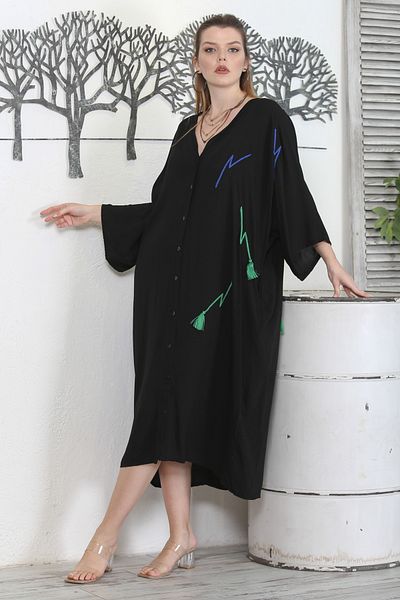 Chiccy Μαύρο φόρεμα με λαιμόκοψη V με μανικετόκουμπα 3/4 με κρυφή τσέπη Κεντημένο εμπριμέ casual oversize υφαντό φόρεμα