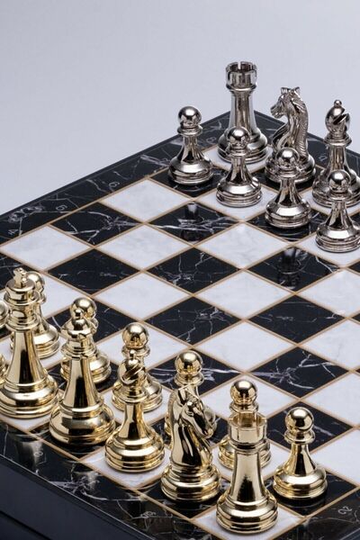 Revello Lüks Satranç Takımı – 36x36 Cm Tabla, Sarı Ve Gümüş Demir Döküm Taşlar, Süngerli Saklama Alanı