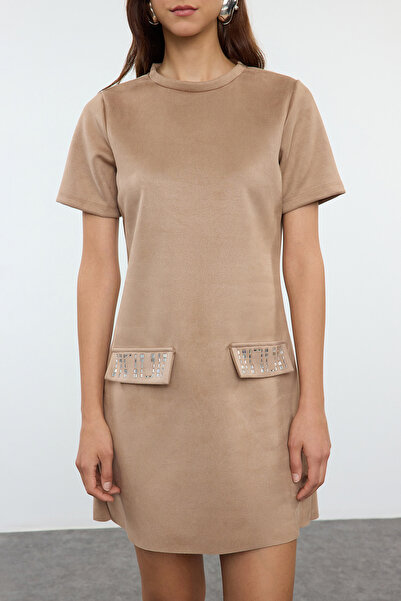 Trendyol Collection Mink Stone Λεπτομερές Mini Suede Knitted Dress - Crew Neck TWOAW24EL00523