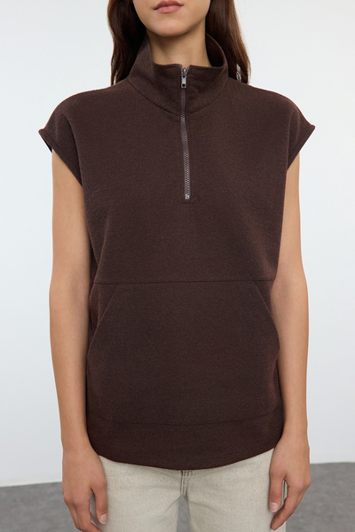 Trendyol Collection Pletená mikina TheSSaloniki/úpletový vzhled se zipem s nulovým rukávem – hnědá, pravidelný střih TWOAW24SW00002