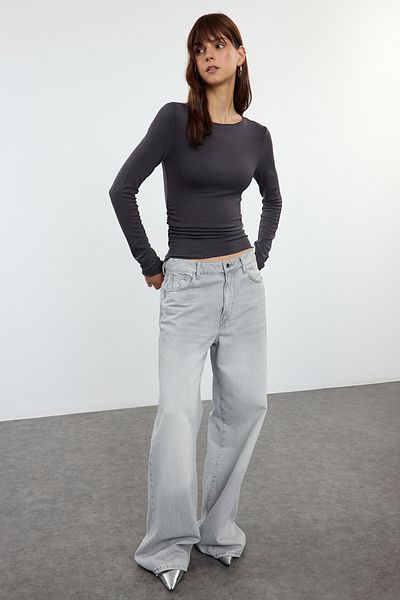 Trendyol Collection Εύκαμπτη πλεκτή μπλούζα με λαιμόκαρα - ανθρακί, απαλή βισκόζη, λεπτομέρεια TWOAW25BZ00225