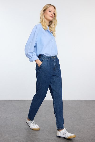 Trendyol Collection Sötétkék prémium gombos részletes magas derekú Mom Jeans TWOAW25JE00187