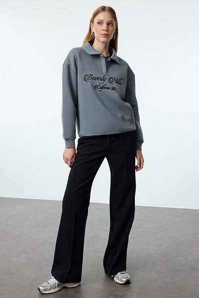 Trendyol Collection Antracitová pletená mikina s detailem výšivky – Košilový límec, Regular Fit, Silná vnitřní strana – TWOAW24SW00182