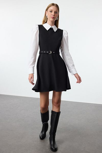 Trendyol Collection Detailní mini tkané šaty s černým páskem a otevíráním pasu Twoaw25El00398
