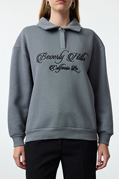 Trendyol Collection Antracitová pletená mikina s detailem výšivky – Košilový límec, Regular Fit, Silná vnitřní strana – TWOAW24SW00182