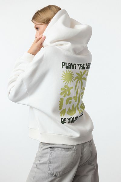 Trendyol Collection Bílá pletená mikina Relaxed Fit - Slogan a potištěný zadní díl TWOAW25SW00005