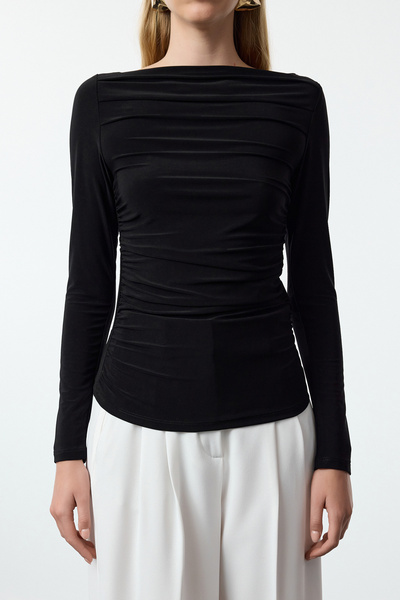 Trendyol Collection Pružná stažená černá pletená halenka – člunový výstřih, vypasovaná TWOAW25BZ00109