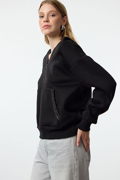 Trendyol Collection Pohodlná černá pletená mikina s kapucí - TWOAW25SW00154 s detailem příslušenství