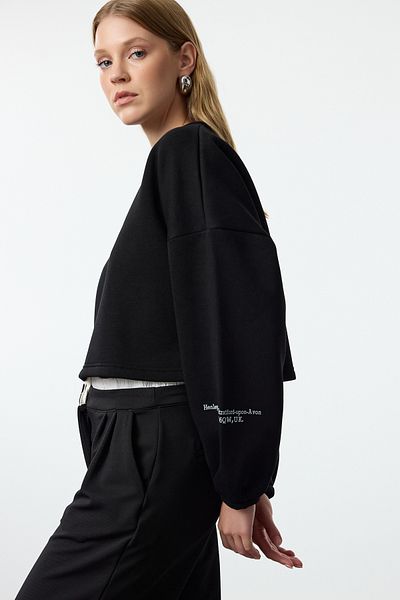Trendyol Collection Schwarzes Oversize-Crop-Sweatshirt mit Fleece – bedruckte Ärmel, gestrickt TWOAW23SW00568