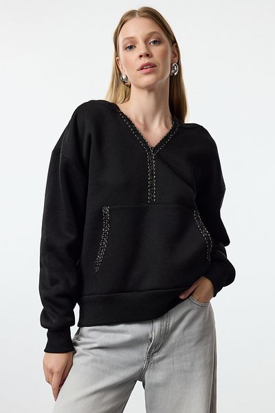 Trendyol Collection Pohodlná černá pletená mikina s kapucí - TWOAW25SW00154 s detailem příslušenství