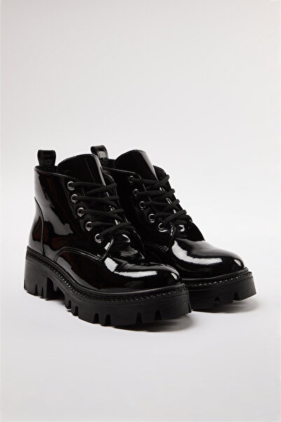 TRENDYOL SHOES Cizme negre pentru femei, cu șireturi, din piele lăcuită, cu talpă groasă, cu toc scurt TAKAW25BO00054