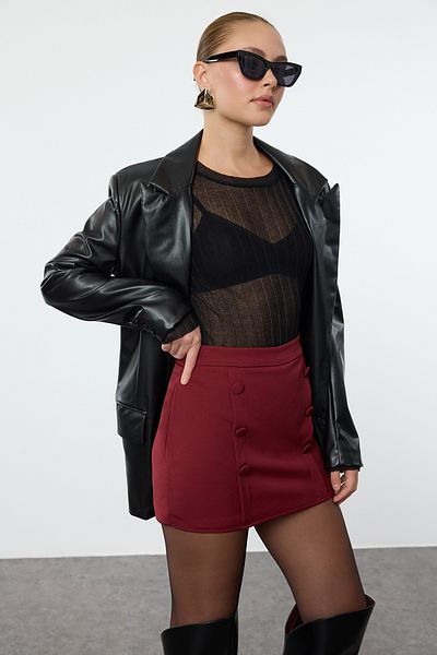 Trendyol Collection Burgunderrot gewebter Mini-Shorts-Rock – Knopfdetail, TWOAW25SR00024