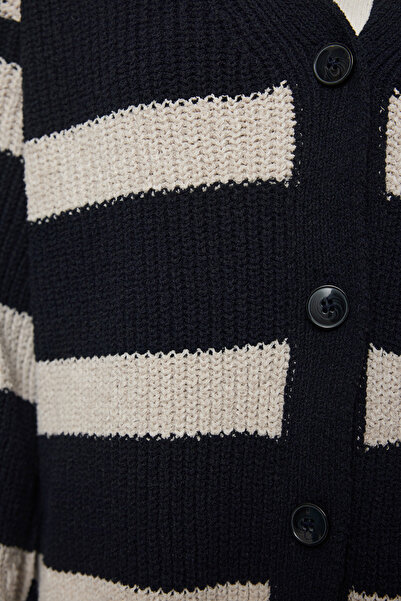 Trendyol Collection Sötétkék, puha textúrájú, széles szabású kötött kardigán - Fenntartható TWOAW25HI00313