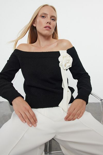 Trendyol Collection Schwarzer Strickpullover mit U-Boot-Ausschnitt - Rose Detailed Twoaw25kz00354