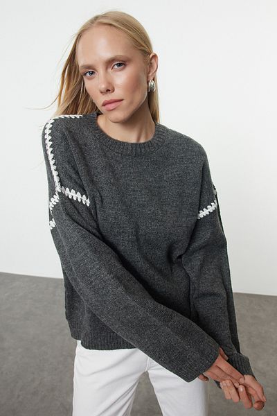 Trendyol Collection Anthrazitfarbener Strickpullover mit Stickdetail - Soft Texture TWOAW25KZ00196