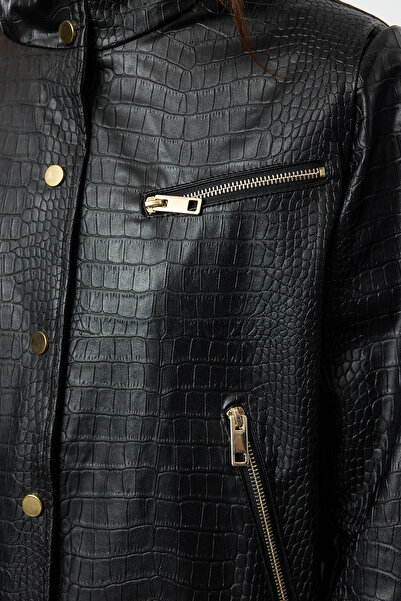 Trendyol Collection Černá bunda z umělé kůže - Regular Fit, zvířecí vzor, ​​Twoaw25Mo00218