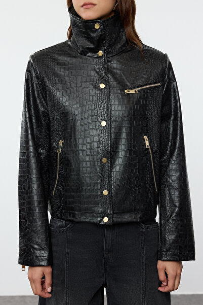 Trendyol Collection Černá bunda z umělé kůže - Regular Fit, zvířecí vzor, ​​Twoaw25Mo00218