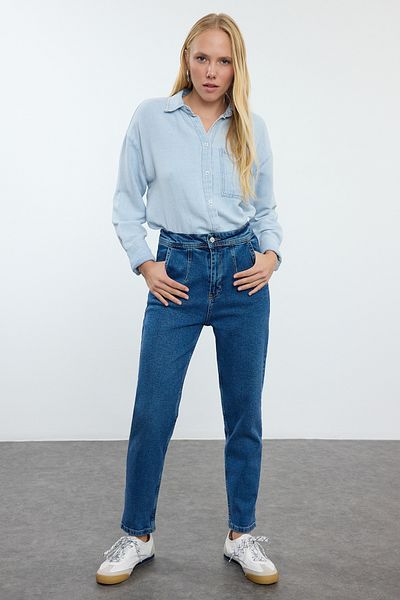 Trendyol Collection Ψηλόμεσο σκούρο μπλε Mom Jeans - Άνεση με λεπτομέρεια ραφής TWOAW25JE00188