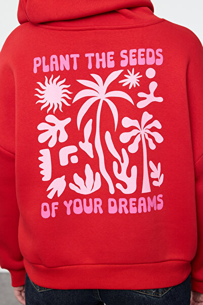 Trendyol Collection Kényelmes piros kötött pulóver - szlogen és hátoldal nyomtatott TWOAW25SW00005