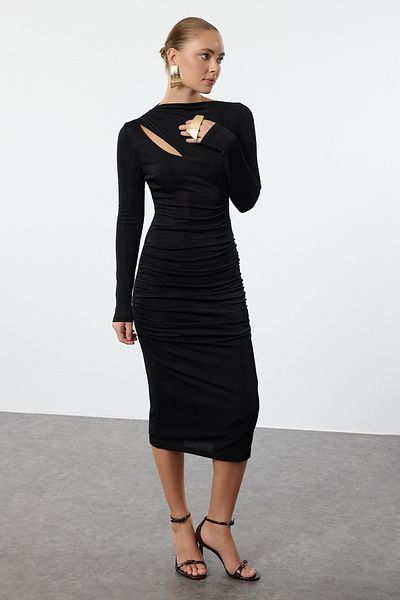 Trendyol Collection Schwarzes, figurbetontes Strickkleid – schlichtes Cutout und Drapierungsdetail, tailliert am Körper TWOAW25EL00315