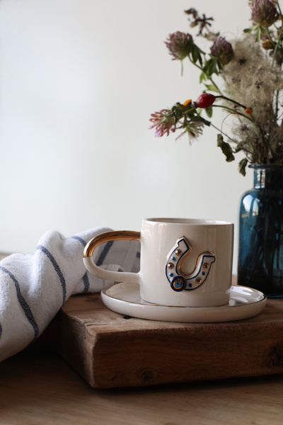 Xhoie Ceramics كوب محظوظ منقوش باللون القهوة