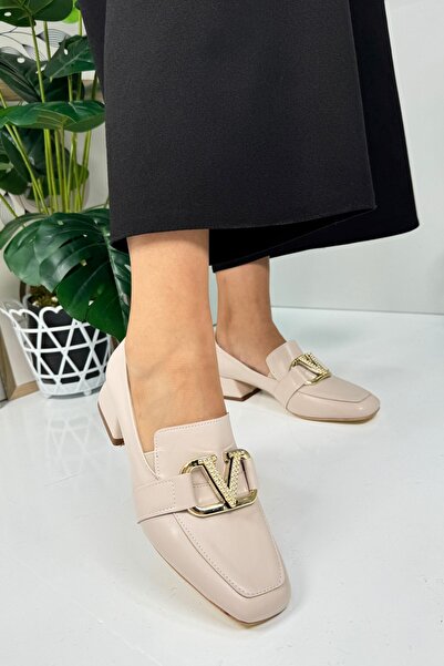 Nstil Жіночі мокасини бежевого кольору з пряжкою V-подібною застібкою та зшиванням носка 701