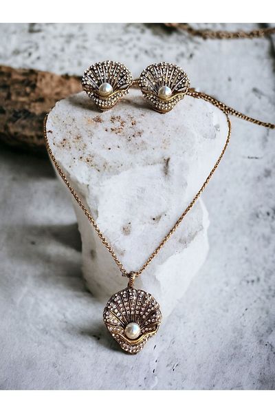FAYRA ACCESSORIES Seashell Patterned Figure Necklace and Earring Set