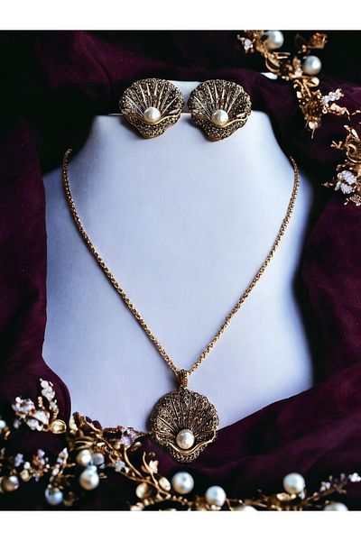 FAYRA ACCESSORIES Seashell Patterned Figure Necklace and Earring Set