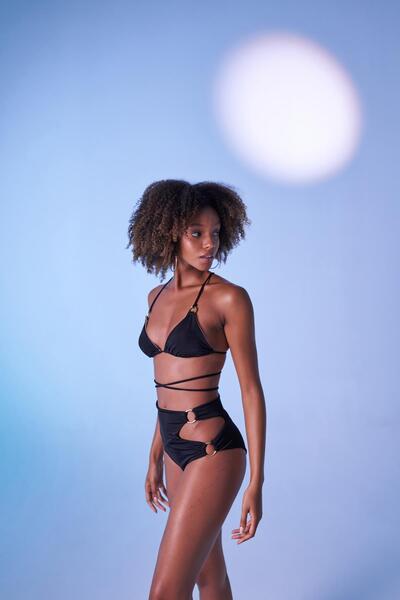 HOLLY LOLLY Schwarze Delphi-Bikinihose – hohe Taille und Accessoire-Detail