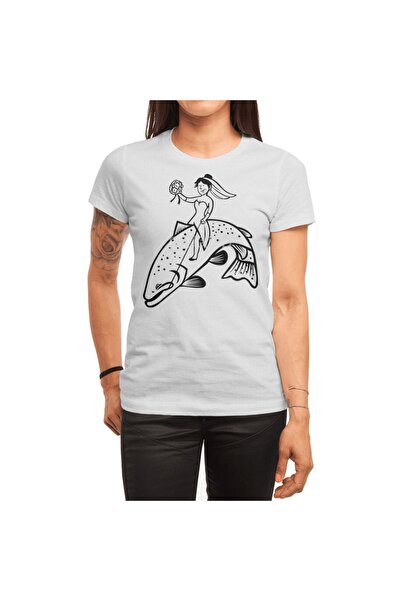 Fizello Unisex bela T-shirt - mlada, ribarica koja vozi čelikovitog trojača, ...