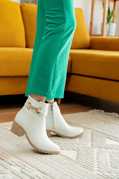 DİVOLYA Μπότες με στρογγυλό τακούνι Just White με πέτρινη πόρπη στο πλάι (5 cm τακούνι).