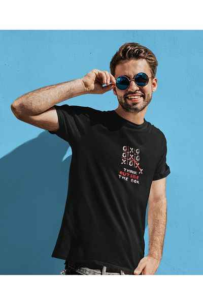SM Satranç Medya Σκεφτείτε έξω από το κουτί μπλουζάκι Unisex με στάμπα μπροστά