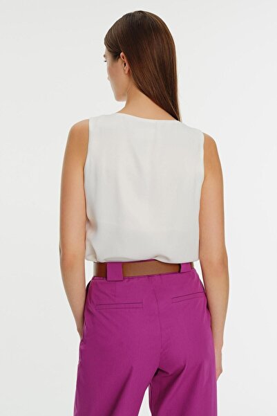 Exquise Sleeveless V-Neck Blouse