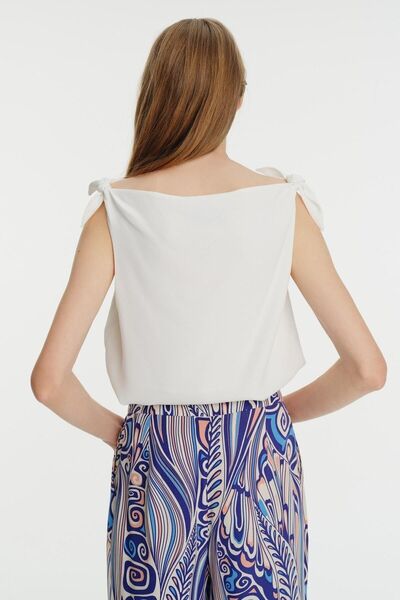 Exquise Plunging Neck Sleeveless Blouse