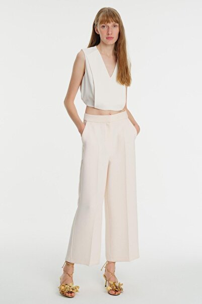 Exquise Sleeveless V-Neck Blouse