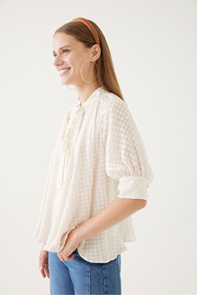 Exquise White Collar Tie-Up Blouse Model