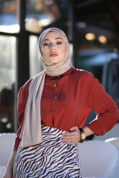 Organic Μοντέλο Hijap με χτενισμένο βαμβακερό σάλι Hijap Light Mink Hijab