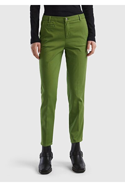 United Colors of Benetton بنطلون تشينو نسائي أساسي من الإيلاستين الأخضر
