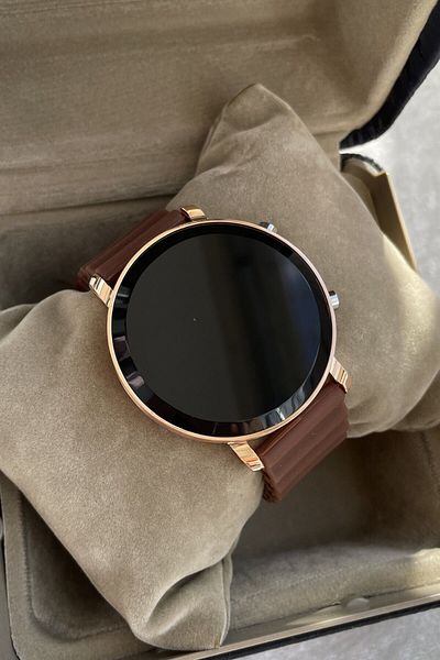 Leerybee Unisex Wristwatches to Complete Your Elegance Here!
