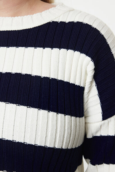 Trendyol Curve Sötétkék csíkos ekrü pulóver - Destroy Detail TBBAW25AN00027