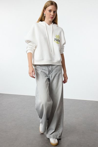Trendyol Collection Bílá pletená mikina Relaxed Fit - Slogan a potištěný zadní díl TWOAW25SW00005