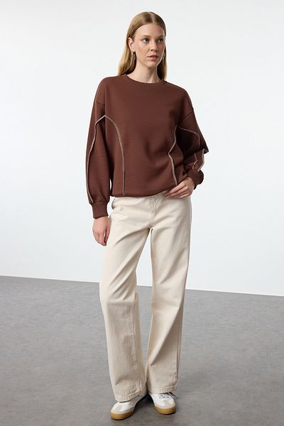 Kolekcia Trendyol Pletená mikina s Crew neck Fleece Regular Fit – hnedá, detail prešívania, hrubá vnútro – TWOAW24sw00233