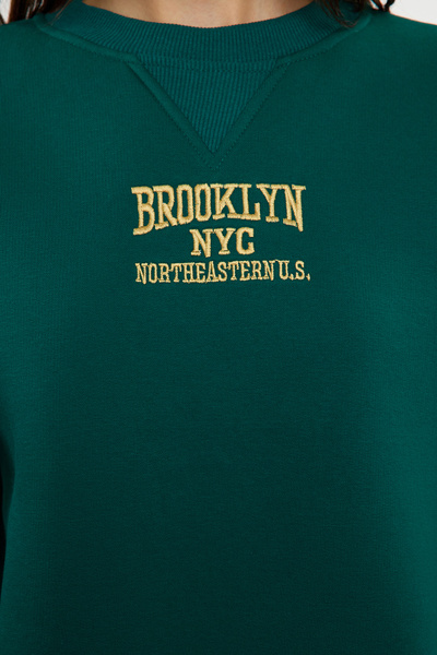 Trendyol Collection Fleece Emerald Green Slogan Silná vnitřní pletená mikina s potiskem - Twoaw25Sw00118