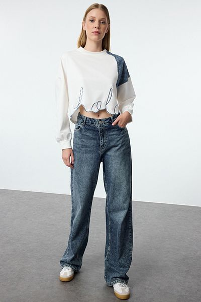 Trendyol Collection Kurzes Sweatshirt aus ecrufarbenem Denim mit Stickerei - Relaxed Fit Twoaw25sw00216