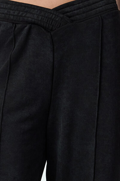 Trendyol Collection Μαύρο ξεθωριασμένο εφέ Χοντρό φαρδύ πόδι/φαρδύ πόδι Λεπτομέρεια μέσης πλεκτό παντελόνι φούτερ TWOAW24EA00036