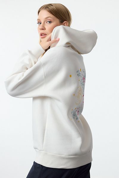 Trendyol Collection Silná a fleecová ecru mikina oversize s kapucí – potištěná, pletená TWOAW24SW00136