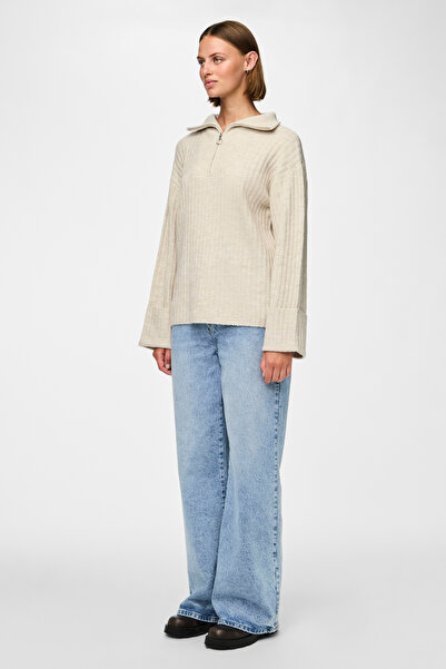 PIECES Γυναικείο πλεκτό πουλόβερ με λευκό λεπτό ριμπ ζιβάγκο