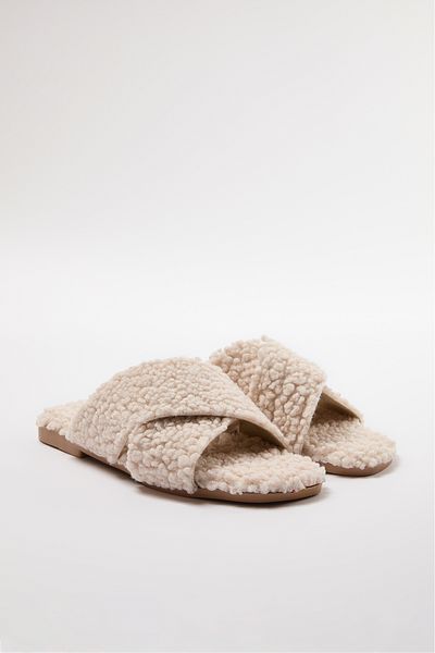 TRENDYOL SHOES Beige Damen-Hausschuhe - Felldetails und gekreuzte Riemen Takaw25te00005