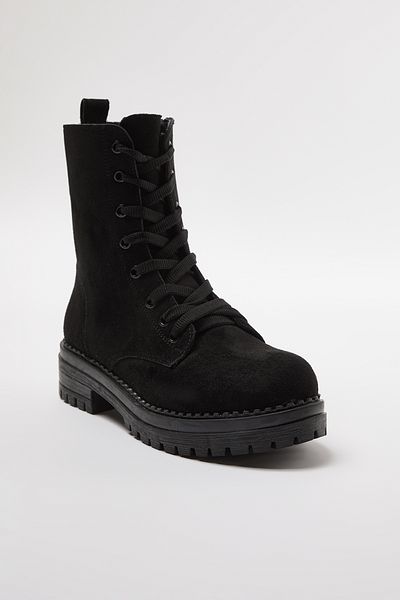 TRENDYOL SHOES Kurze, flache Damenstiefel aus schwarzem Wildleder mit Schnürung und Reißverschluss TAKAW25BO00026